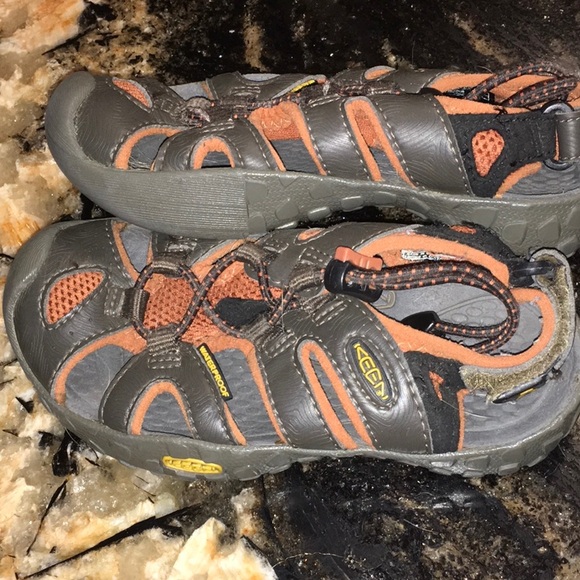 Keen water sandal/sneaker. Little kid size 11 - Picture 4 of 6
